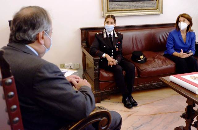 Il capitano Giorgia De Acutis, neo comandante Compagnia carabinieri di Caltagirone, in visita istituzionale incontra giunta e comandante vigili